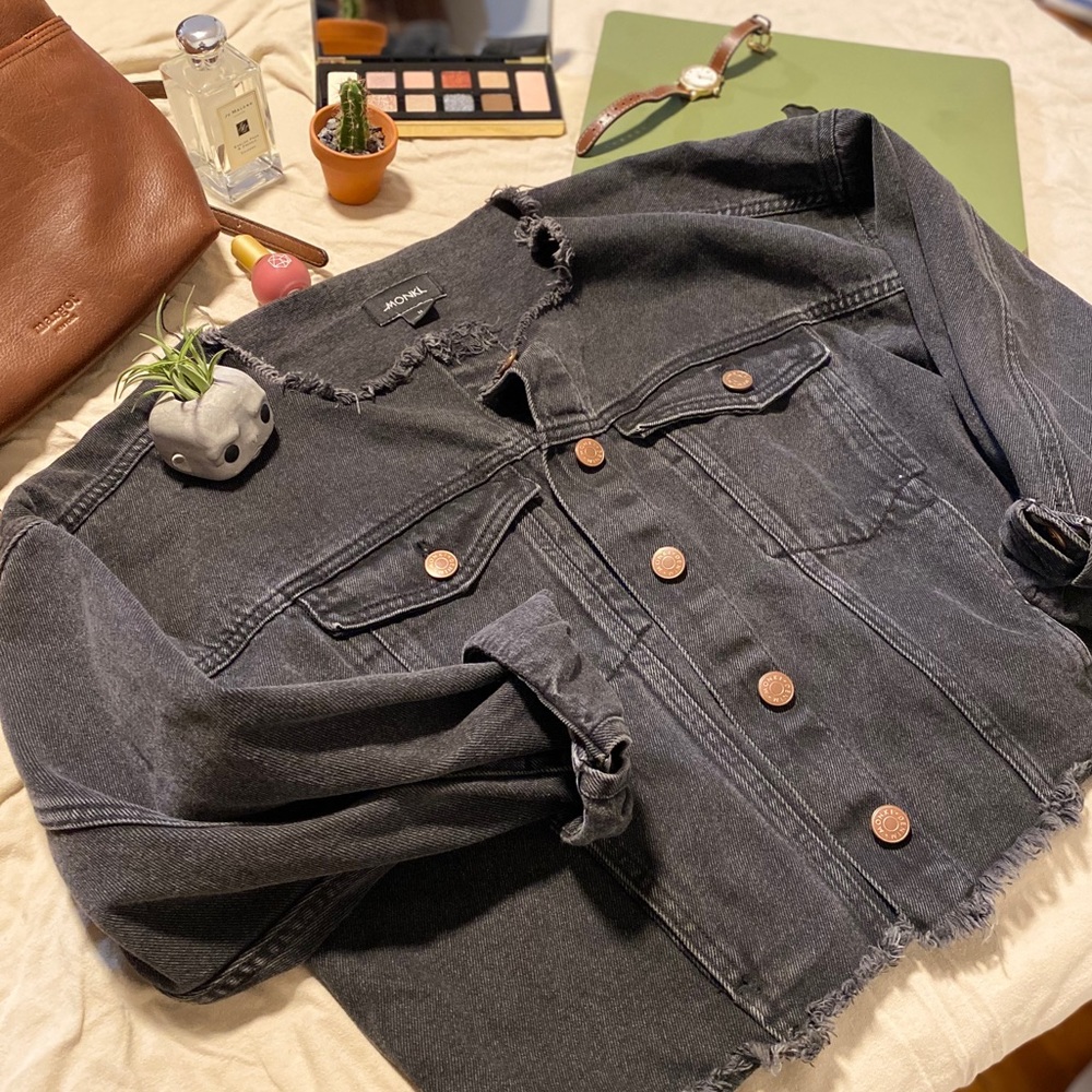 Cropped black denim with frayed details